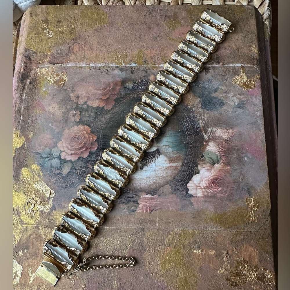 VINTAGE Gold Damascene Lucite Patterned Bracelet Bookchain!